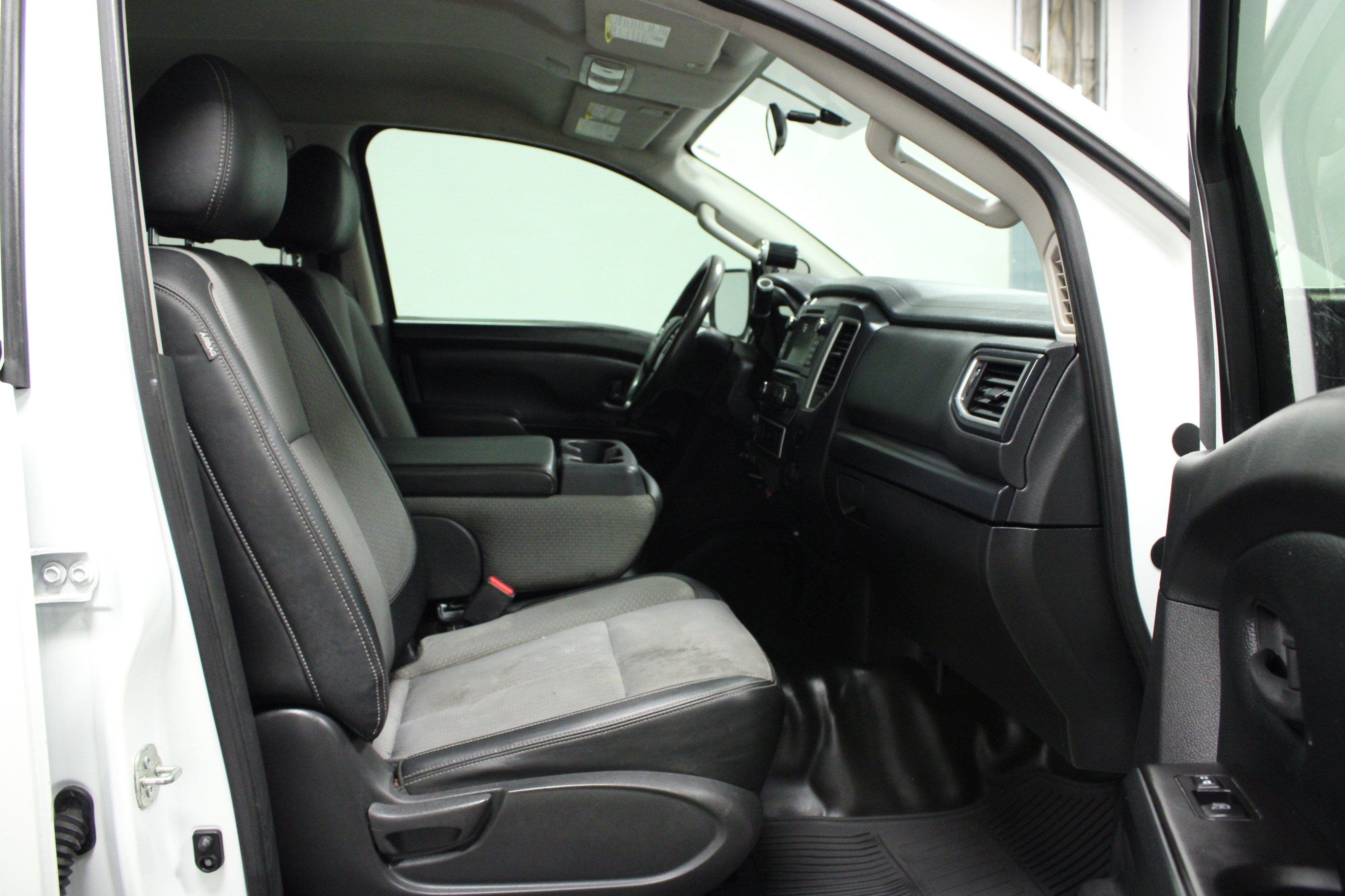 Used 2019 Nissan Titan S AWD/4WD image 16