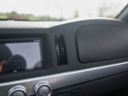 Used 2005 Chevrolet SSR w/ Preferred Equipment Group image 60