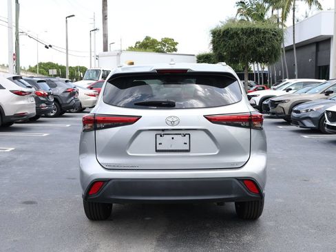 Used 2023 Toyota Highlander XLE FWD image 6