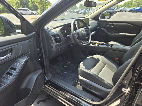 Used 2025 Nissan Rogue SL AWD/4WD image 12