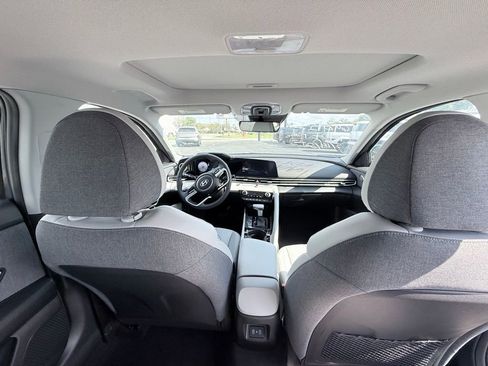 New 2025 Hyundai Elantra Limited image 17