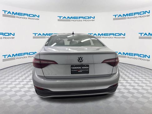 Used 2024 Volkswagen Jetta SE FWD image 4
