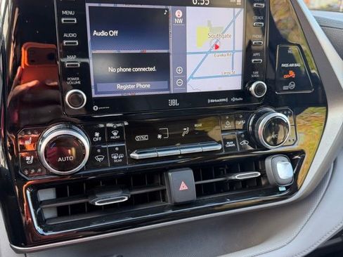 Used 2021 Toyota Highlander Limited AWD/4WD image 19