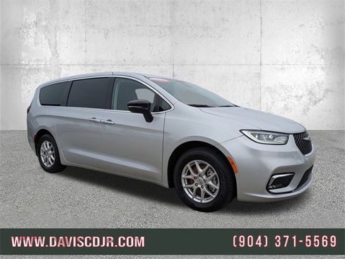 Used 2024 Chrysler Pacifica Touring-L image 1