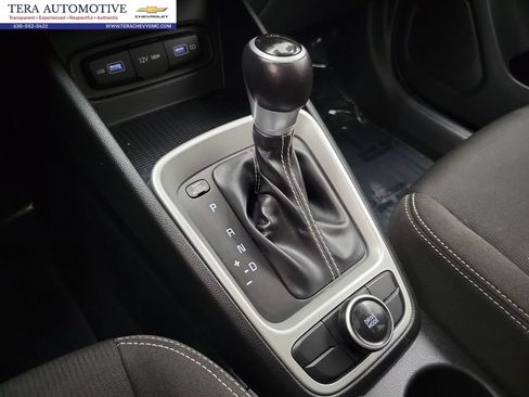 Used 2022 Hyundai Venue SEL FWD image 16