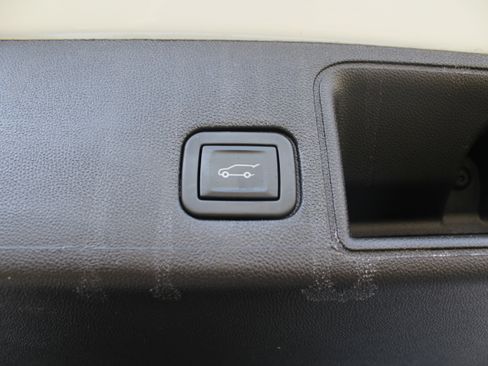 Used 2024 GMC Terrain AT4 image 9