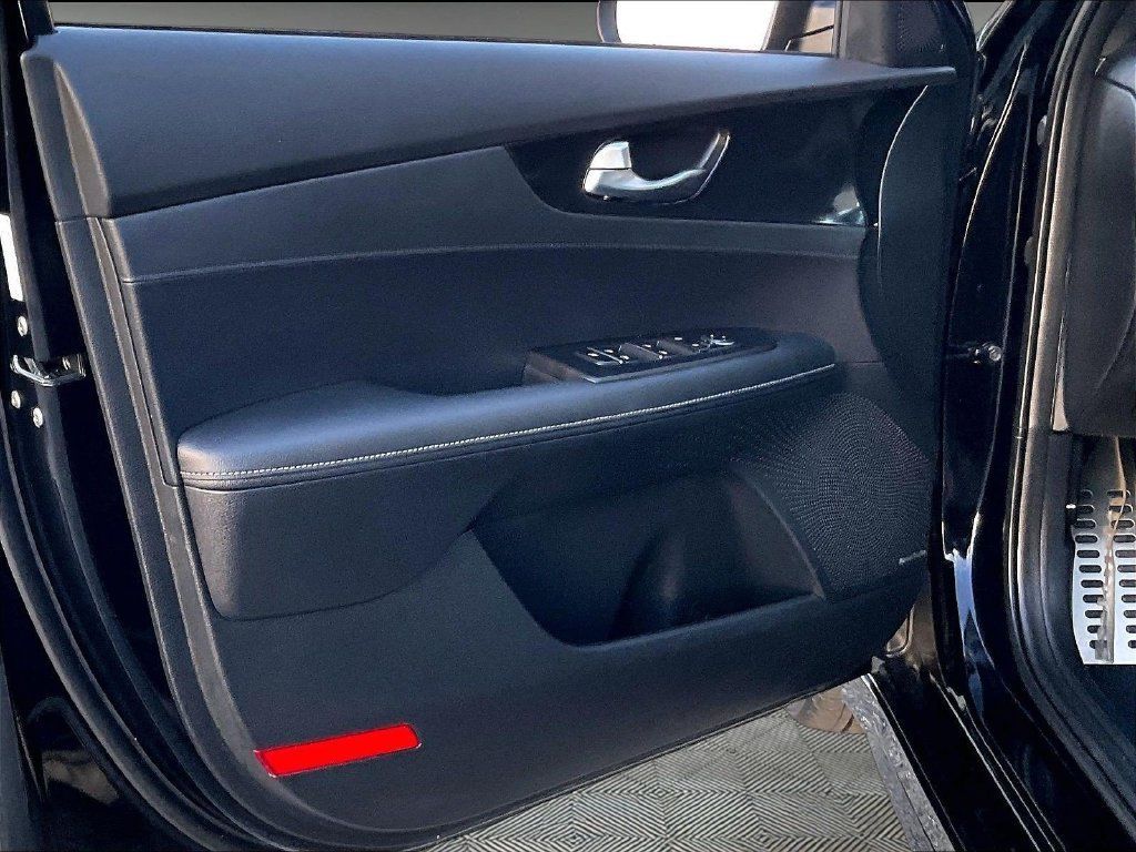 Used 2024 Kia Forte GT-Line w/ GT-Line Premium Package FWD image 9
