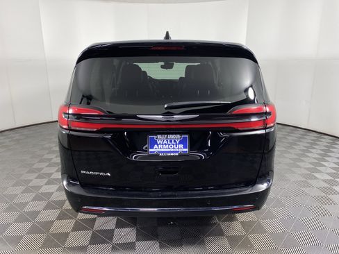 Used 2024 Chrysler Pacifica Touring-L image 40
