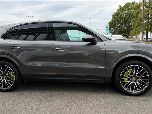 Used 2023 Porsche Cayenne w/ Premium Package image 5