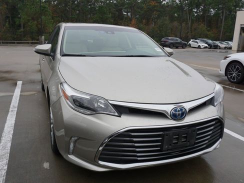 Used 2018 Toyota Avalon Limited image 2