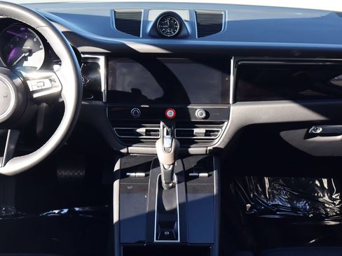 Certified 2025 Porsche Macan image 20