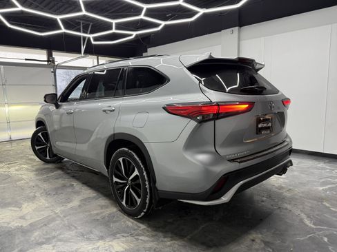 Used 2021 Toyota Highlander XSE image 2