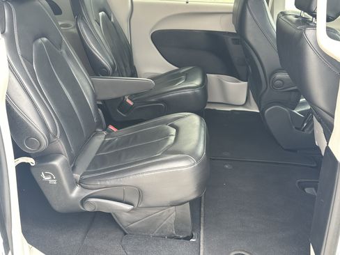Used 2022 Chrysler Pacifica Touring-L FWD image 15