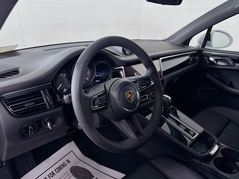 Certified 2025 Porsche Macan AWD/4WD image 4