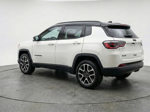 Used 2025 Jeep Compass Trailhawk image 6