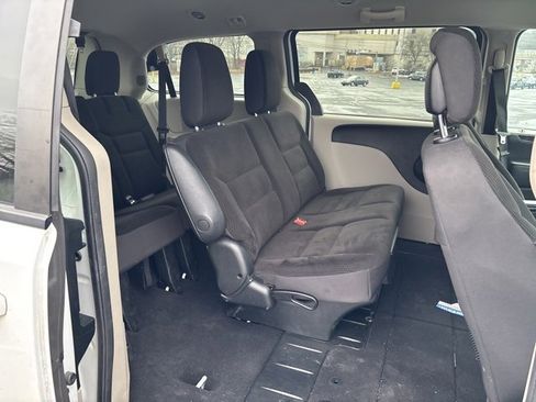 Used 2018 Dodge Grand Caravan SE w/ UConnect Hands-Free Group image 7