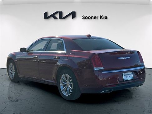Used 2018 Chrysler 300 Touring L image 4