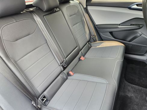 Used 2024 Volkswagen Taos SE w/ Panoramic Sunroof Package AWD/4WD image 16