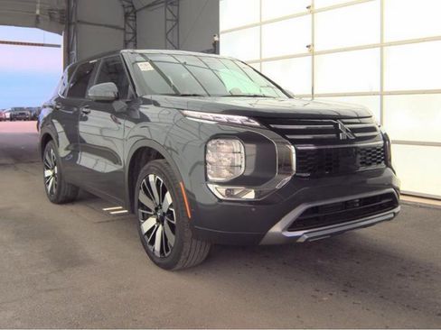 Used 2025 Mitsubishi Outlander SE image 3