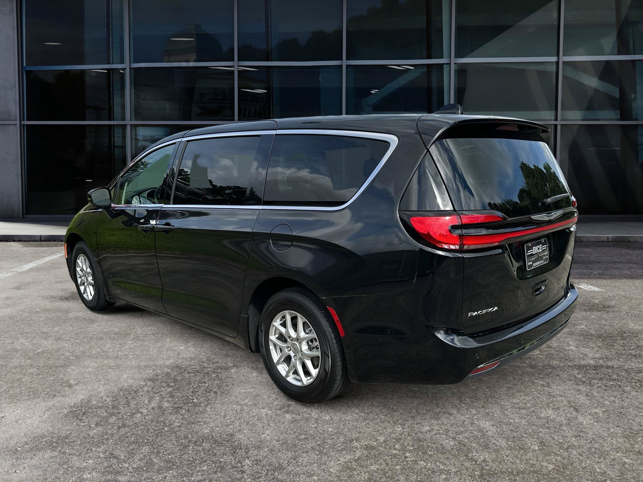 Used 2024 Chrysler Pacifica Touring-L FWD image 5