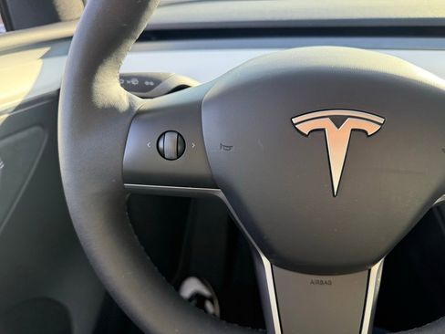 Used 2023 Tesla Model Y Long Range image 19