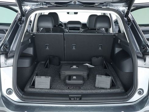 New 2025 Volkswagen Tiguan SE image 67