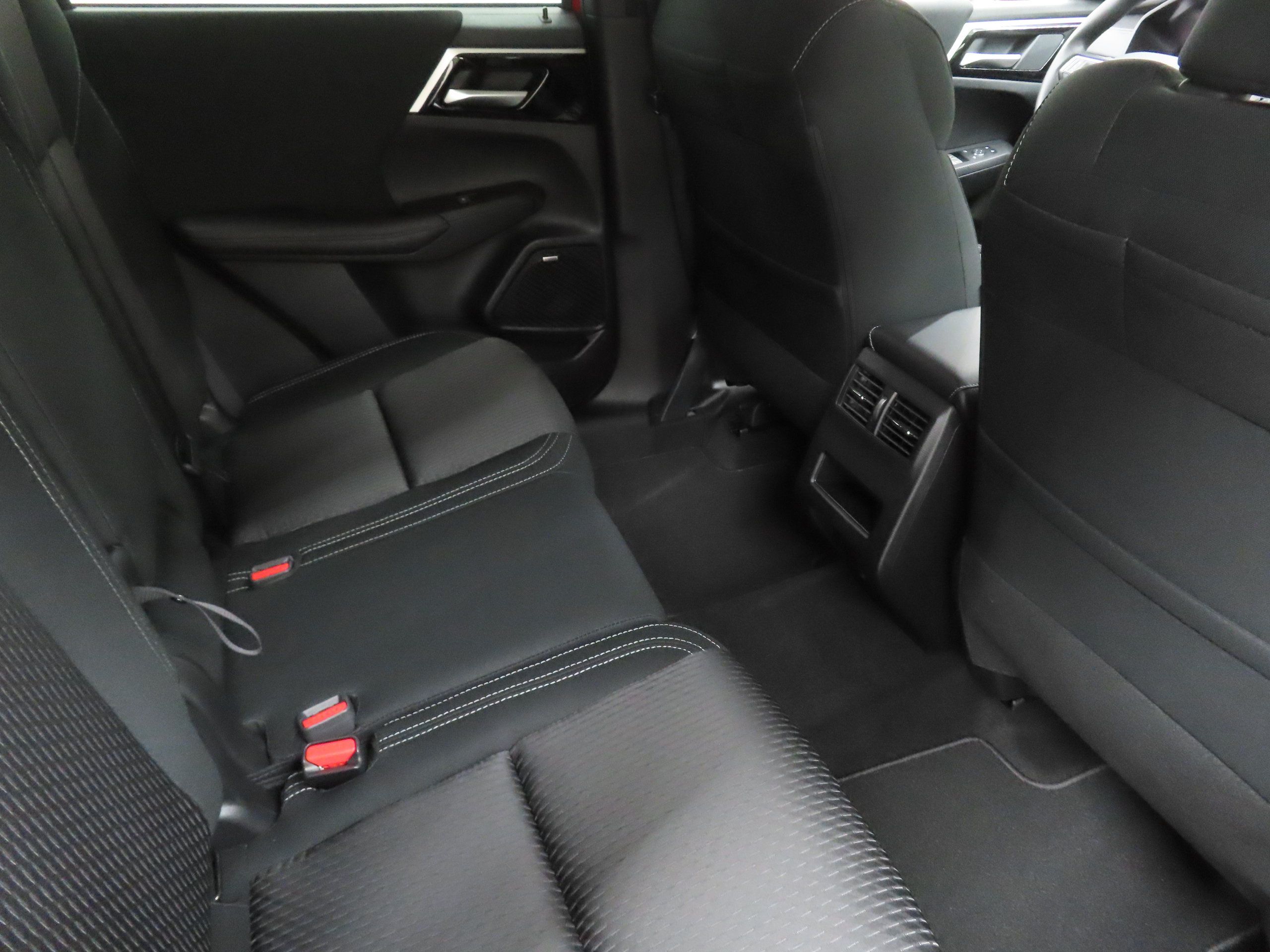 New 2026 Mitsubishi Outlander ES FWD image 24