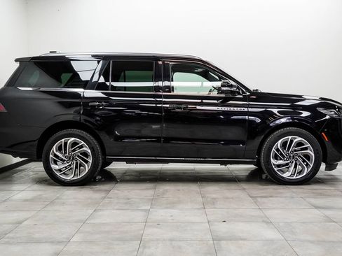 Used 2025 Lincoln Navigator Reserve AWD/4WD image 10