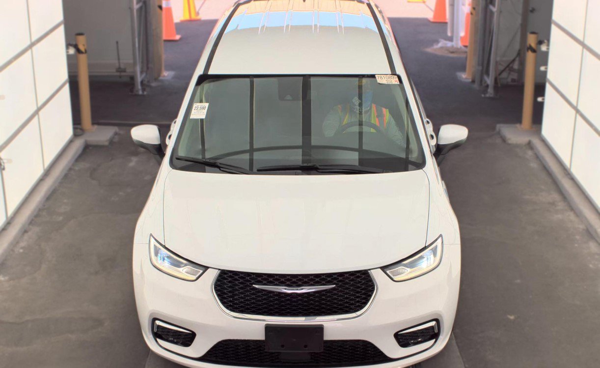 Used 2023 Chrysler Pacifica Touring-L FWD image 3