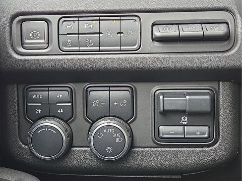 Used 2021 Chevrolet Tahoe Premier w/ Premium Package image 22