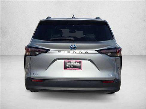 Used 2025 Toyota Sienna XLE image 7