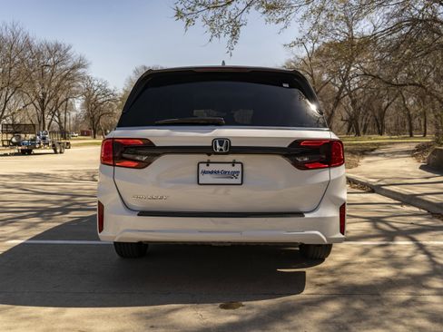 Certified 2025 Honda Odyssey EX-L image 8