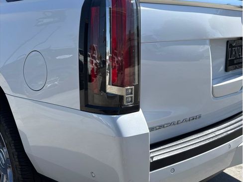 Used 2018 Cadillac Escalade Premium Luxury AWD/4WD image 11