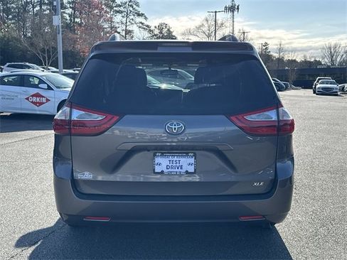 Used 2015 Toyota Sienna L image 6