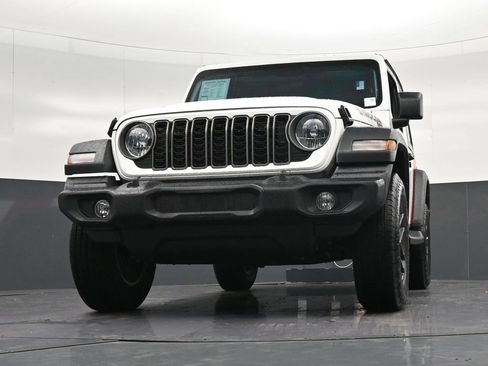 Used 2025 Jeep Wrangler Sport AWD/4WD image 31