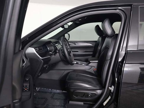 Used 2024 Jeep Grand Cherokee L Laredo image 30