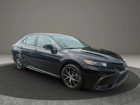 Used 2022 Toyota Camry SE FWD image 3