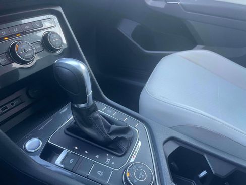 Used 2018 Volkswagen Tiguan SE w/ Panoramic Sunroof Package image 31
