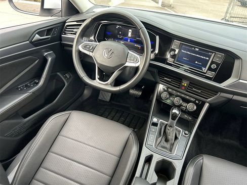 Certified 2024 Volkswagen Jetta SE w/ Panoramic Sunroof Package image 11