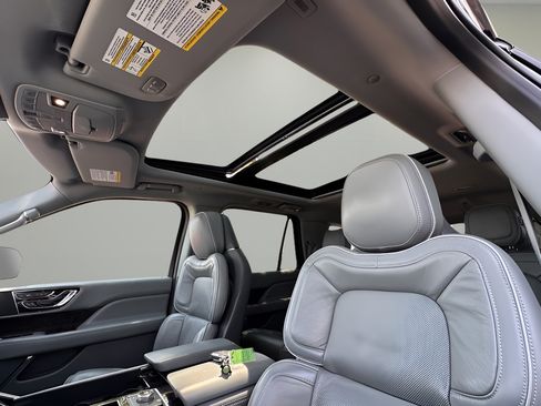 Used 2019 Lincoln Navigator Reserve AWD/4WD image 19
