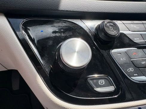 Used 2023 Chrysler Pacifica Touring-L FWD image 26