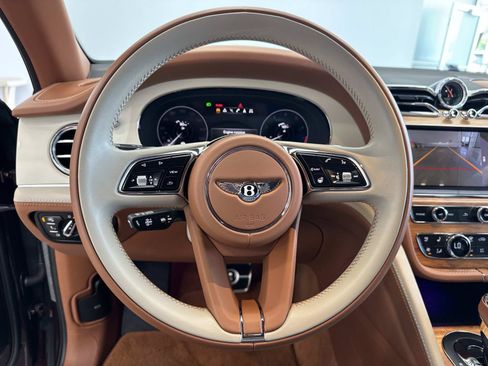 Used 2023 Bentley Bentayga Extended Wheelbase AWD/4WD image 21