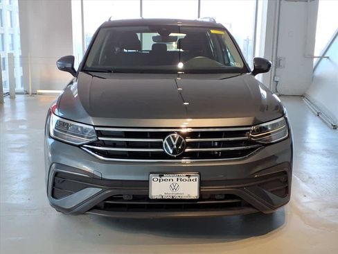 Used 2024 Volkswagen Tiguan SE w/ Panoramic Sunroof Package image 2