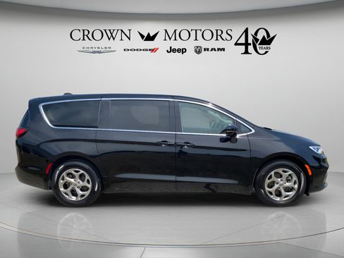 Used 2024 Chrysler Pacifica Limited FWD image 4