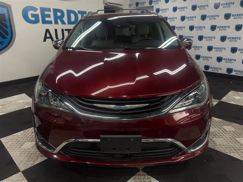 Used 2018 Chrysler Pacifica Limited w/ Advanced Safetytec Group FWD image 2