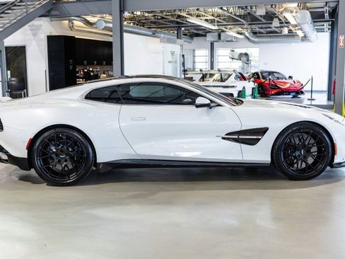 Used 2025 Aston Martin Vanquish RWD image 7