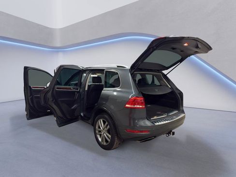Used 2014 Volkswagen Touareg TDI image 8