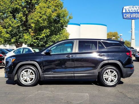 Used 2024 GMC Terrain SLE image 9