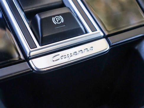 Used 2021 Porsche Cayenne Coupe AWD/4WD image 32