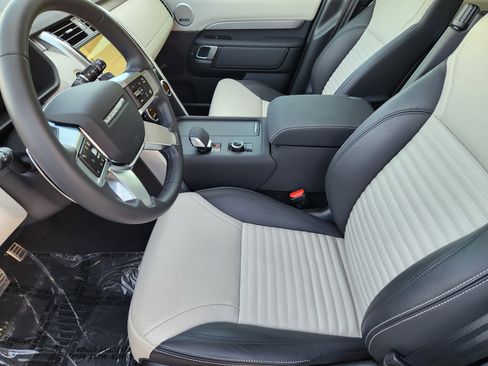 Used 2025 Land Rover Discovery Dynamic SE image 13